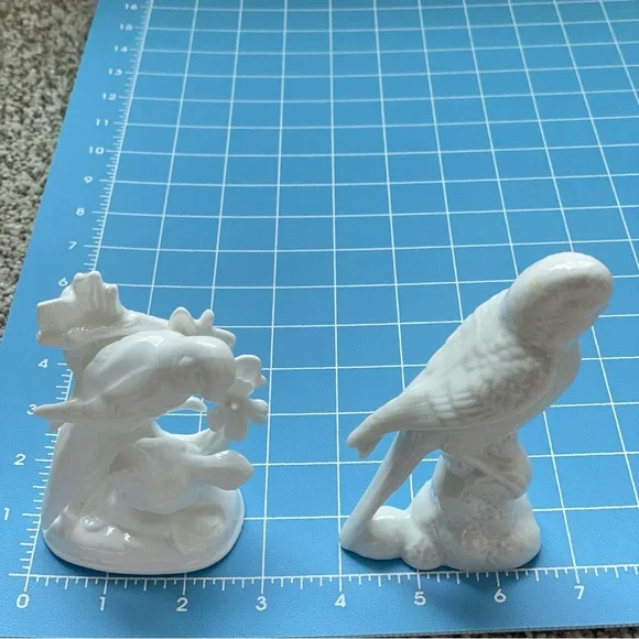 Vintage Parakeet/Parrot Porcelain Figurines - Picture 10 of 13